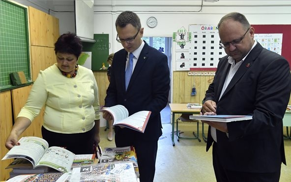 Az utolsó tankönyvcsomagok is megérkeztek az iskolákba