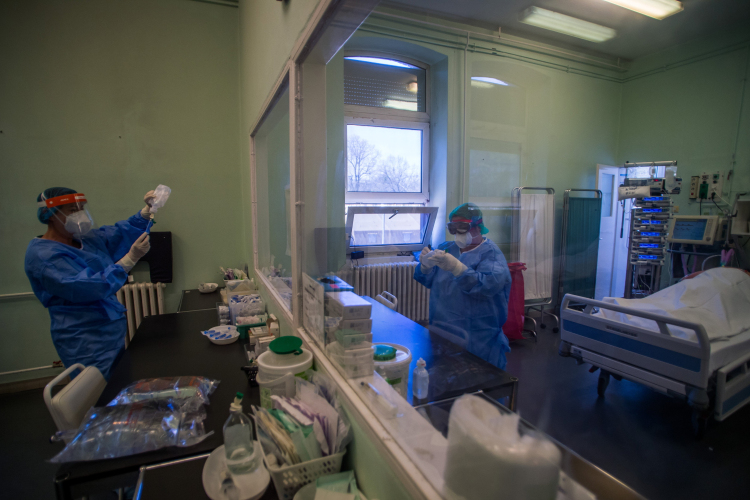A fertőzöttek száma 229 millió, a halálos áldozatoké 4,7 millió a világon