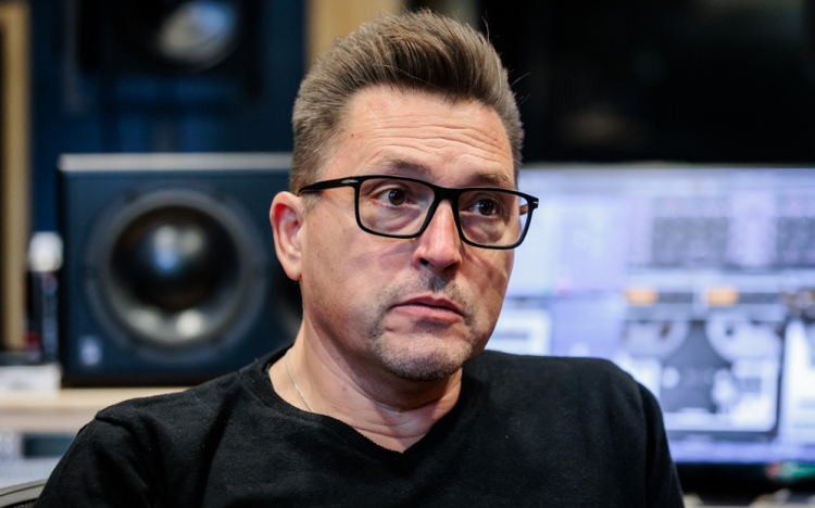 Október 16-án kerül a magyar mozikba Kovács Ákos énekes-dalszerző pályáját bemutató zenés portréfilm