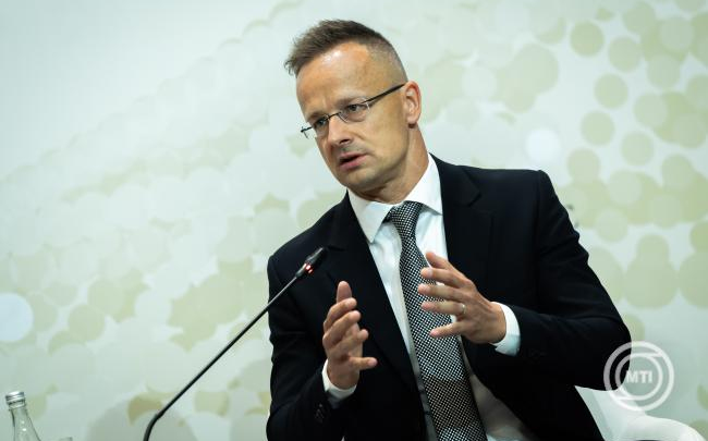 Szijjártó Péter szerint Brüsszel hibája, hogy az USA jelentősen emeli a vámokat