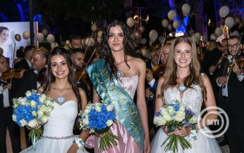 Elsőbálozó lányok lettek a 200. balatonfüredi Anna-bál szépei